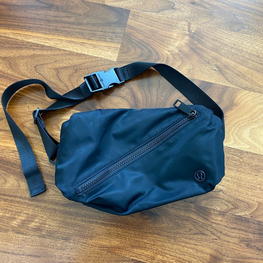 Lululemon black fanny pack